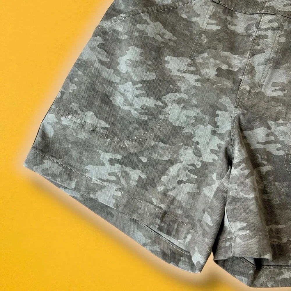 Spanx ‘Stretch Twill Pull-On Shorts’ in “Stone Wash Camo” Size Medium
